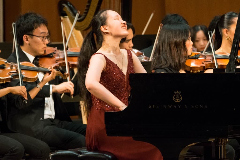 Vicky Yang performing with orchestra
