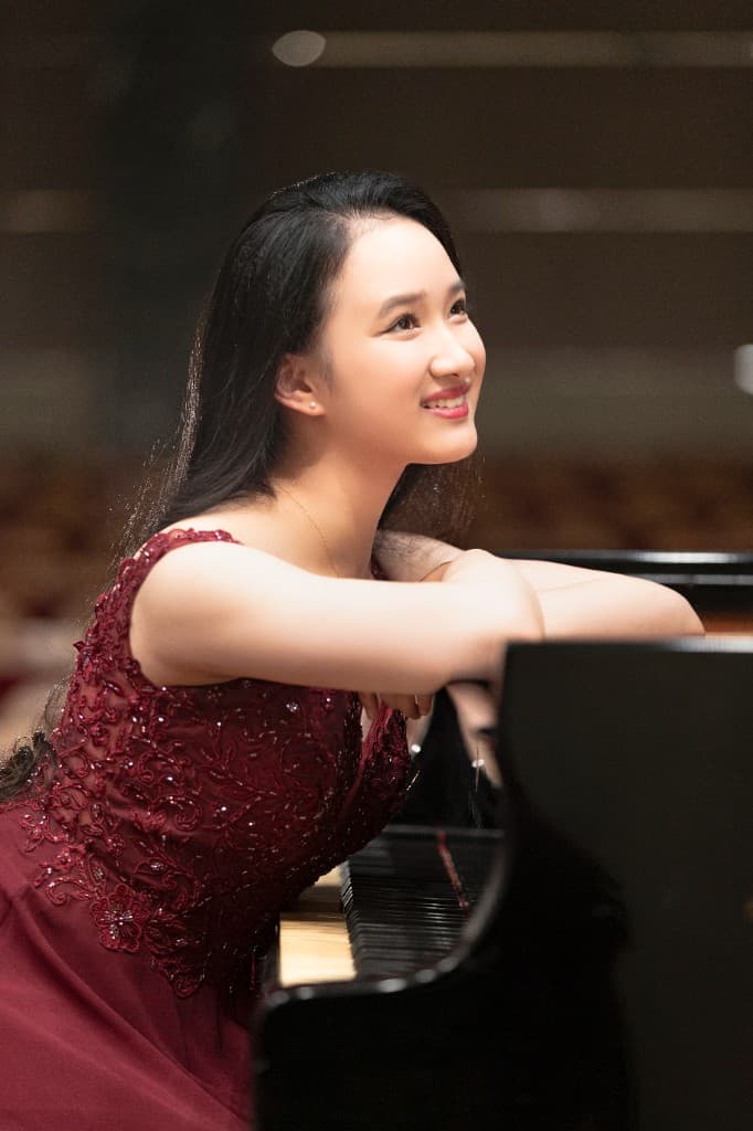Vicky Yang portrait at the piano