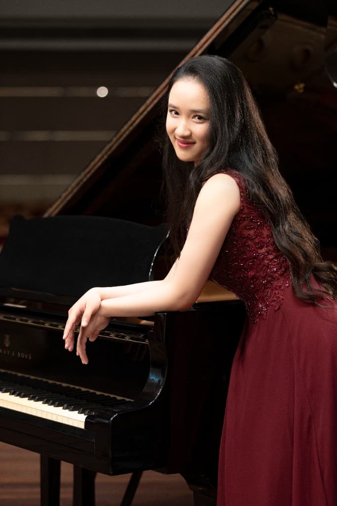 Vicky Yang at the Steinway grand piano